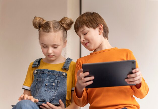 Enfants apprenant avec des appareils coup moyen