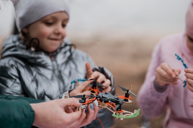 Enfants apprenant ensemble la science dans la nature