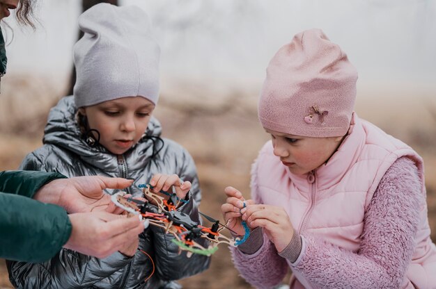 Enfants apprenant la science dans la nature