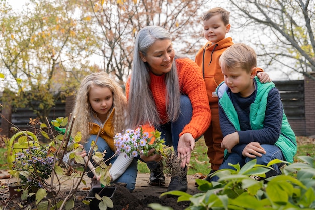 Photo gratuite les enfants apprennent sur l'environnement