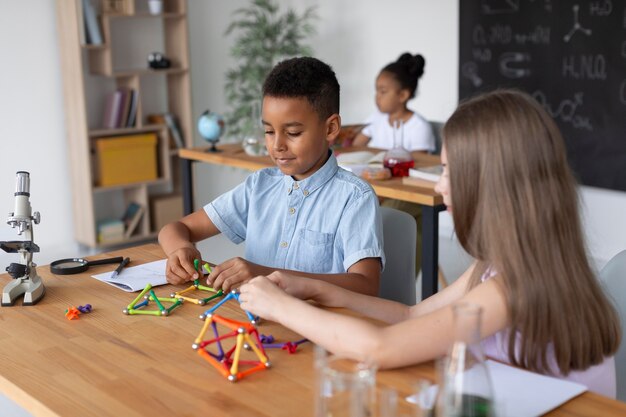 Les enfants apprennent plus sur la chimie en classe