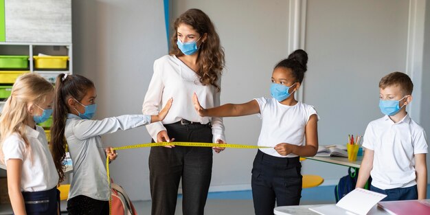 Les enfants apprennent les règles de la pandémie