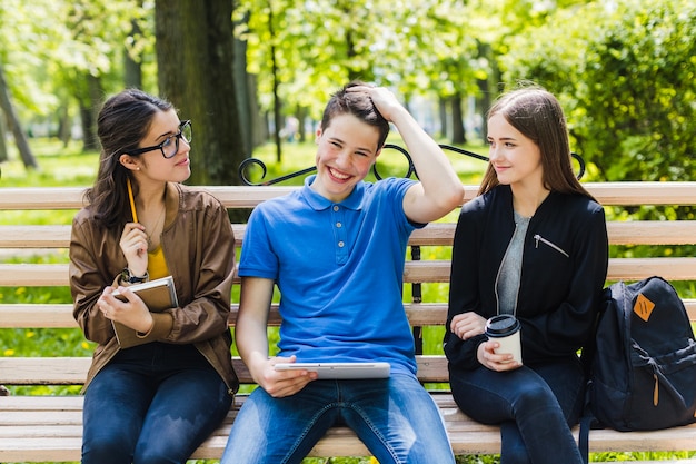 Enfants assis sur le banc et apprenant