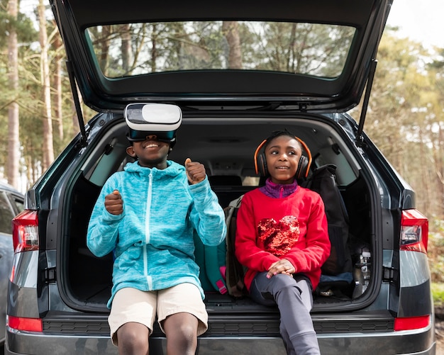 Enfants assis dans le coffre d'une voiture