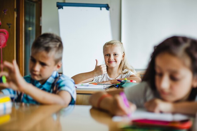 Les enfants assis en salle de classe étudient