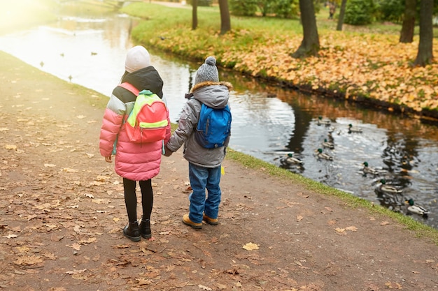 Enfants au bord de l'eau