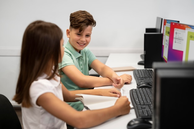 Photo gratuite enfants ayant la classe d'éducation de technologie