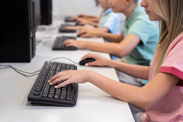 Enfants ayant la classe d'éducation de technologie