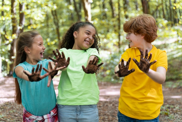 Enfants ayant les mains sales après la plantation