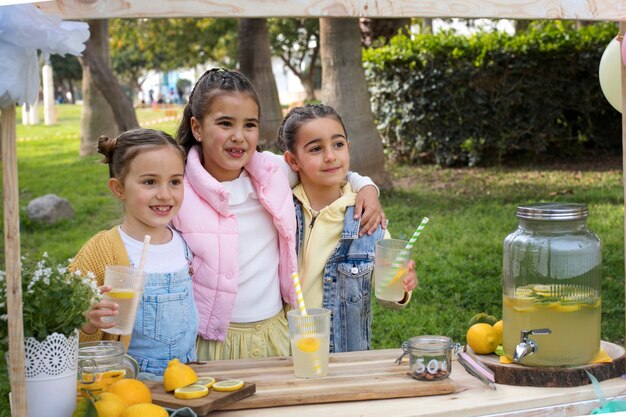 Enfants ayant un stand de limonade