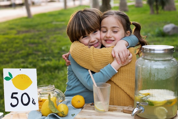 Enfants ayant un stand de limonade