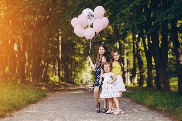 Enfants avec des ballons