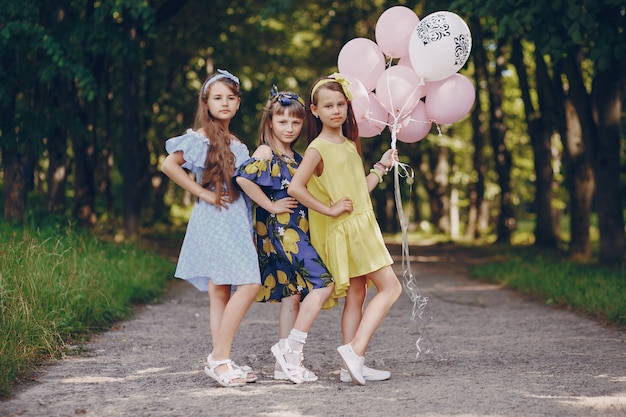 Enfants avec des ballons