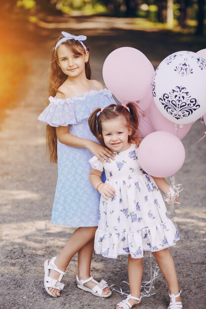 Enfants avec des ballons