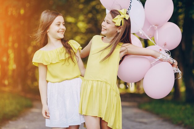 Enfants avec des ballons