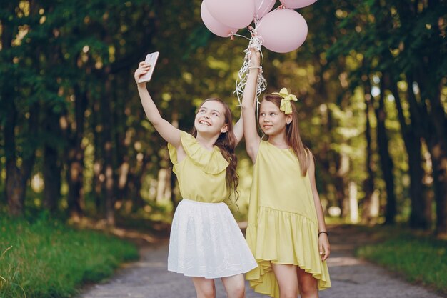 Enfants avec des ballons