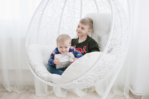 enfants avec boîte-cadeau