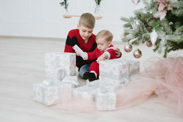 enfants avec boîte-cadeau