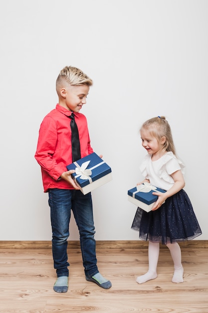 Enfants avec des boîtes présentes