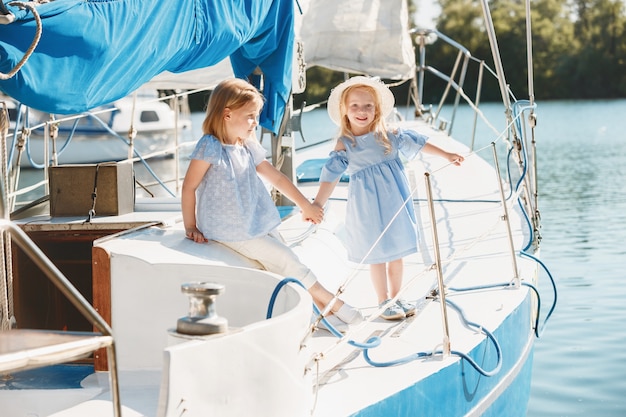 Photo gratuite enfants à bord du yacht de mer. filles adolescentes ou enfants en plein air. des vêtements colorés.