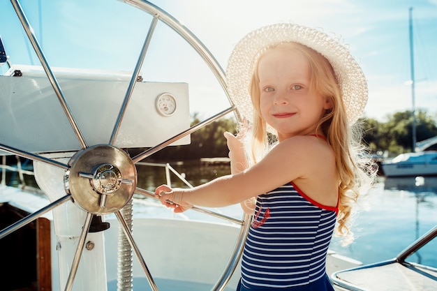 enfants à bord du yacht de mer. Teen ou enfant filles contre le ciel bleu en plein air