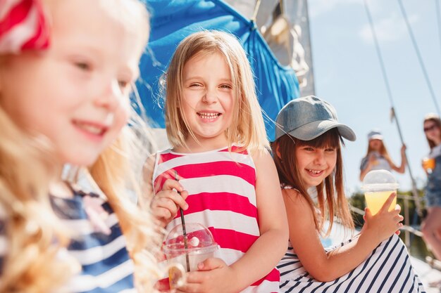 Les enfants à bord du yacht de mer