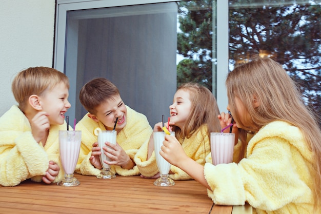 Enfants buvant des milkshakes