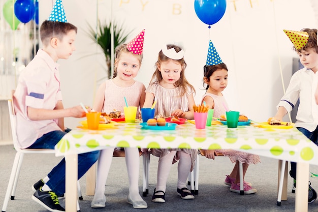 Enfants en casquettes drôles colorés