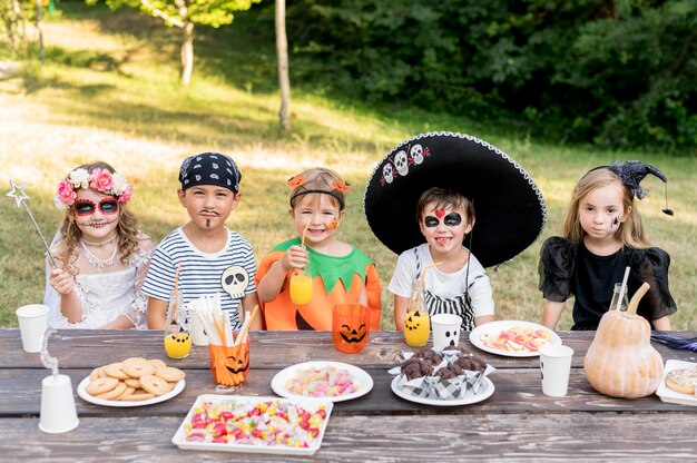 Enfants célébrant ensemble Halloween