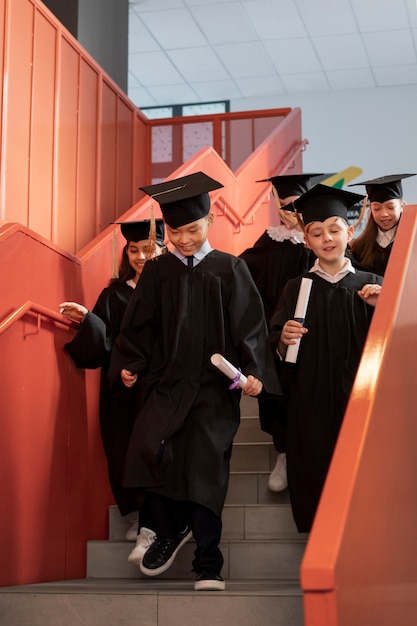 Enfants célébrant l'obtention du diplôme de maternelle