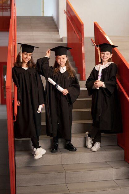 Enfants célébrant l'obtention du diplôme de maternelle