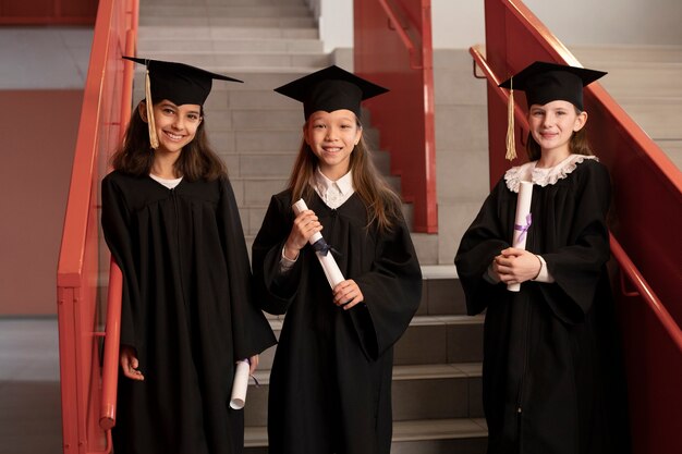 Enfants célébrant l'obtention du diplôme de maternelle