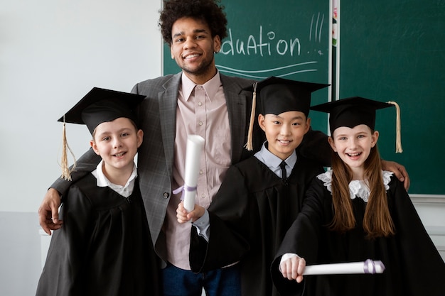 Photo gratuite enfants célébrant l'obtention du diplôme de maternelle