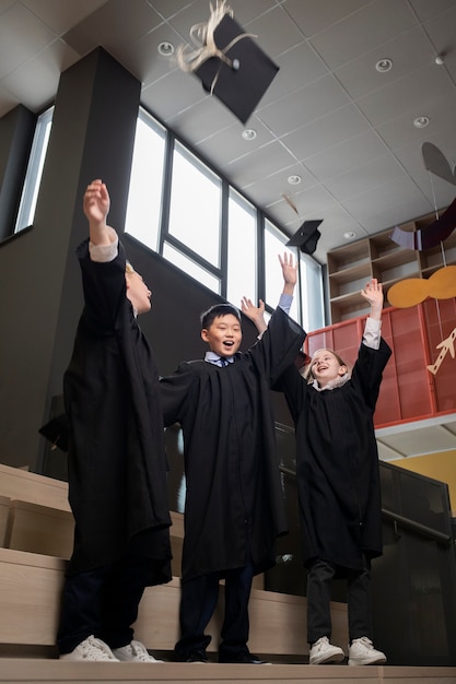 Enfants célébrant l'obtention du diplôme de maternelle