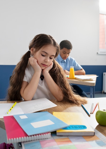 Enfants en classe prenant des cours d'anglais