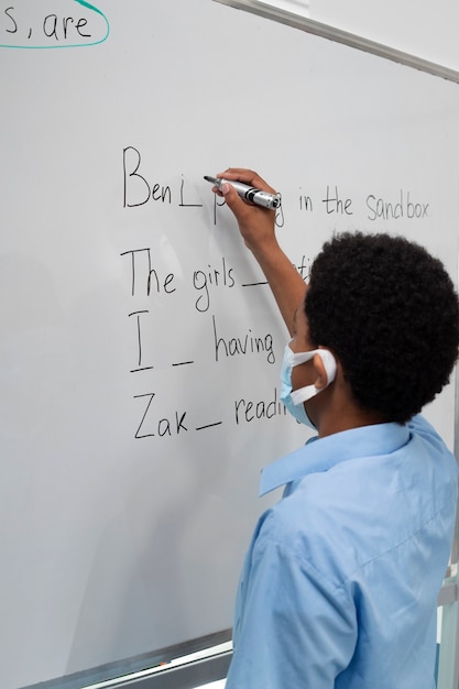 Enfants en classe prenant des cours d'anglais
