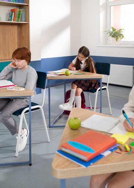 Photo gratuite enfants en classe prenant des cours d'anglais