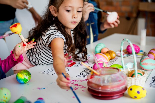 Enfants, coloration, peinture, oeufs, paques, vacances