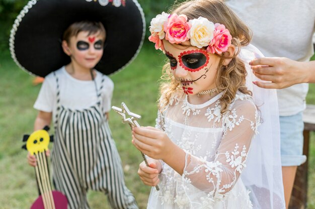 Enfants avec des costumes d'halloween