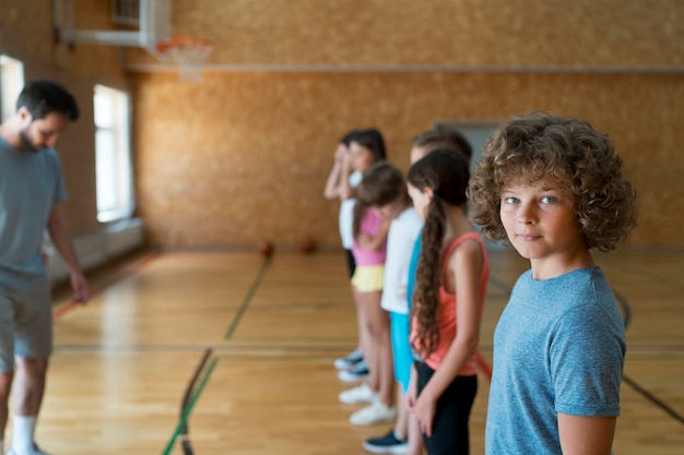 Enfants de coup moyen au gymnase de l'école