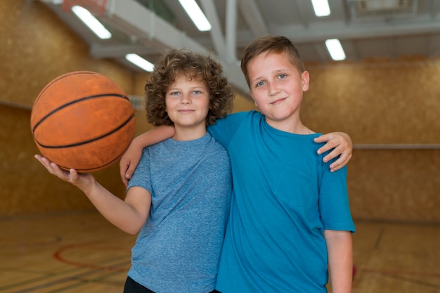 Enfants de coup moyen au gymnase de l'école