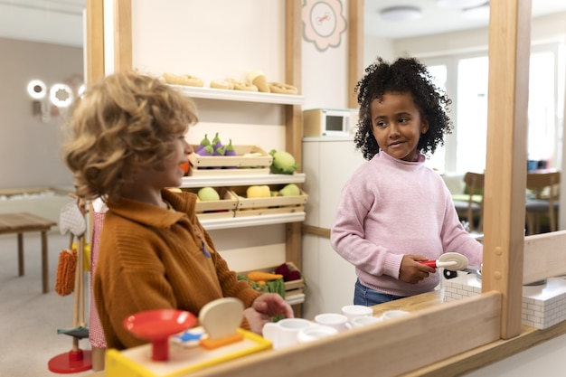 Photo gratuite enfants à coup moyen jouant avec des jouets écologiques