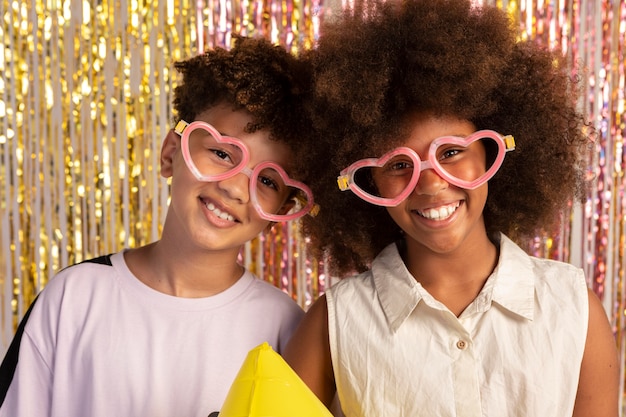 Enfants de coup moyen portant de jolies lunettes