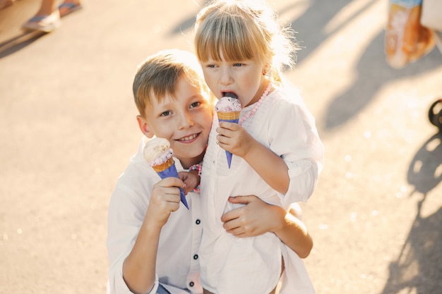 enfants avec de la crème glacée