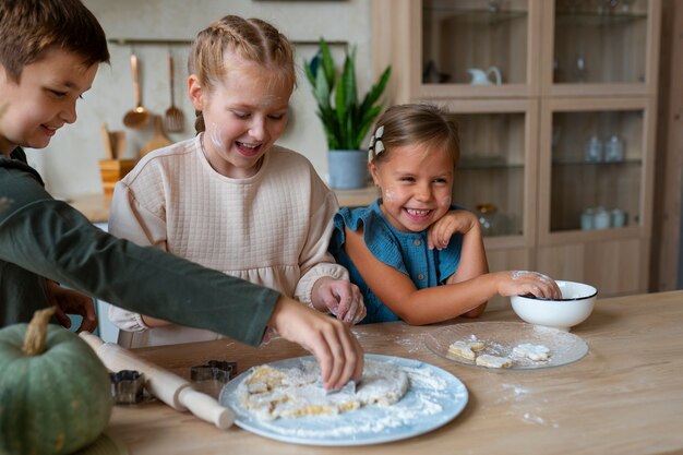 Enfants cuisinant ensemble vue latérale