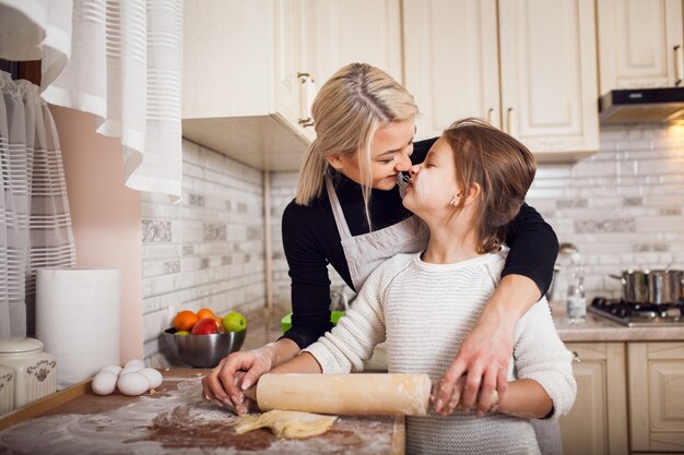 Enfants cuisinier mère enfant maison