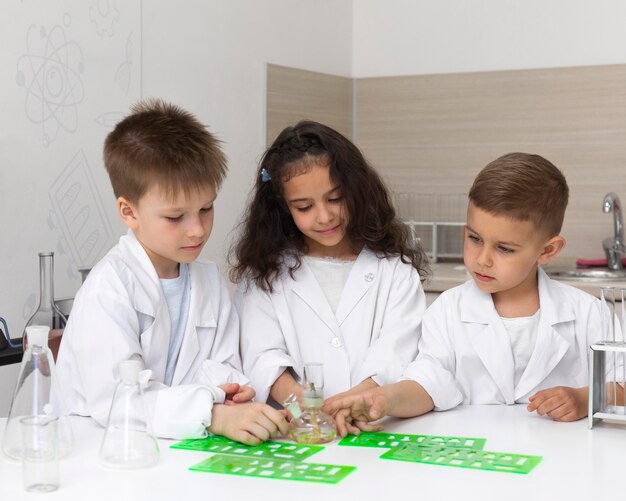 Enfants curieux faisant une expérience chimique à l'école