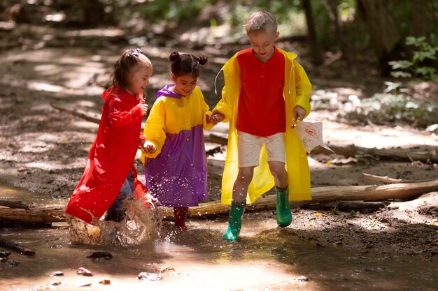 Enfants curieux participant à une chasse au trésor dans la forêt