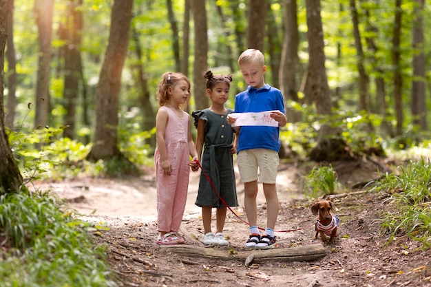 Enfants curieux participant à une chasse au trésor