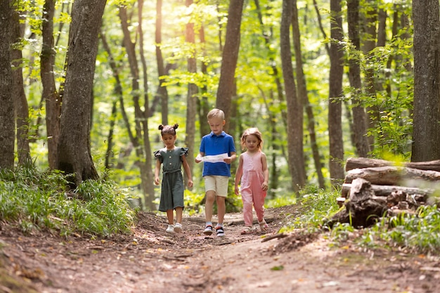 Enfants curieux participant à une chasse au trésor